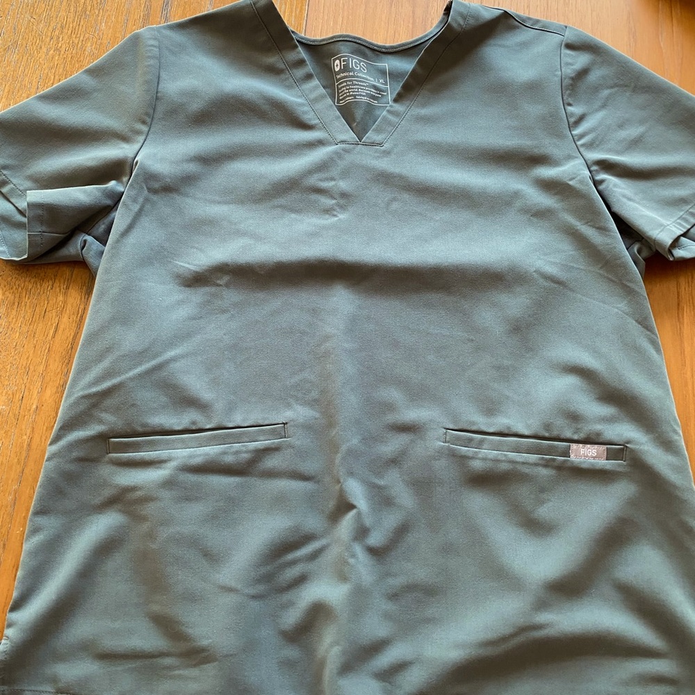 Figs Womens 3 pocket scrub top